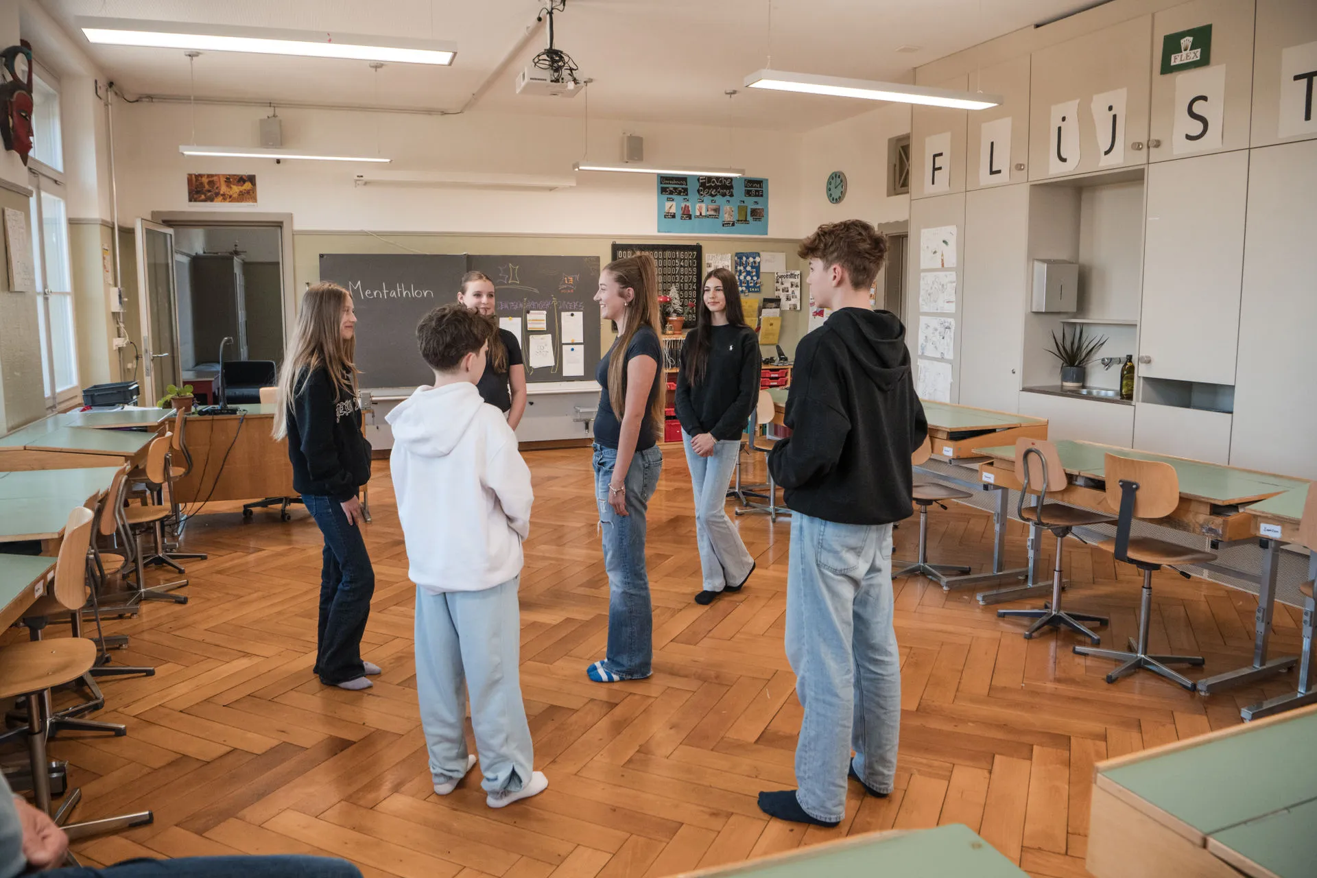 Eine Person ist umkreist von anderen Klassenkameradinnen