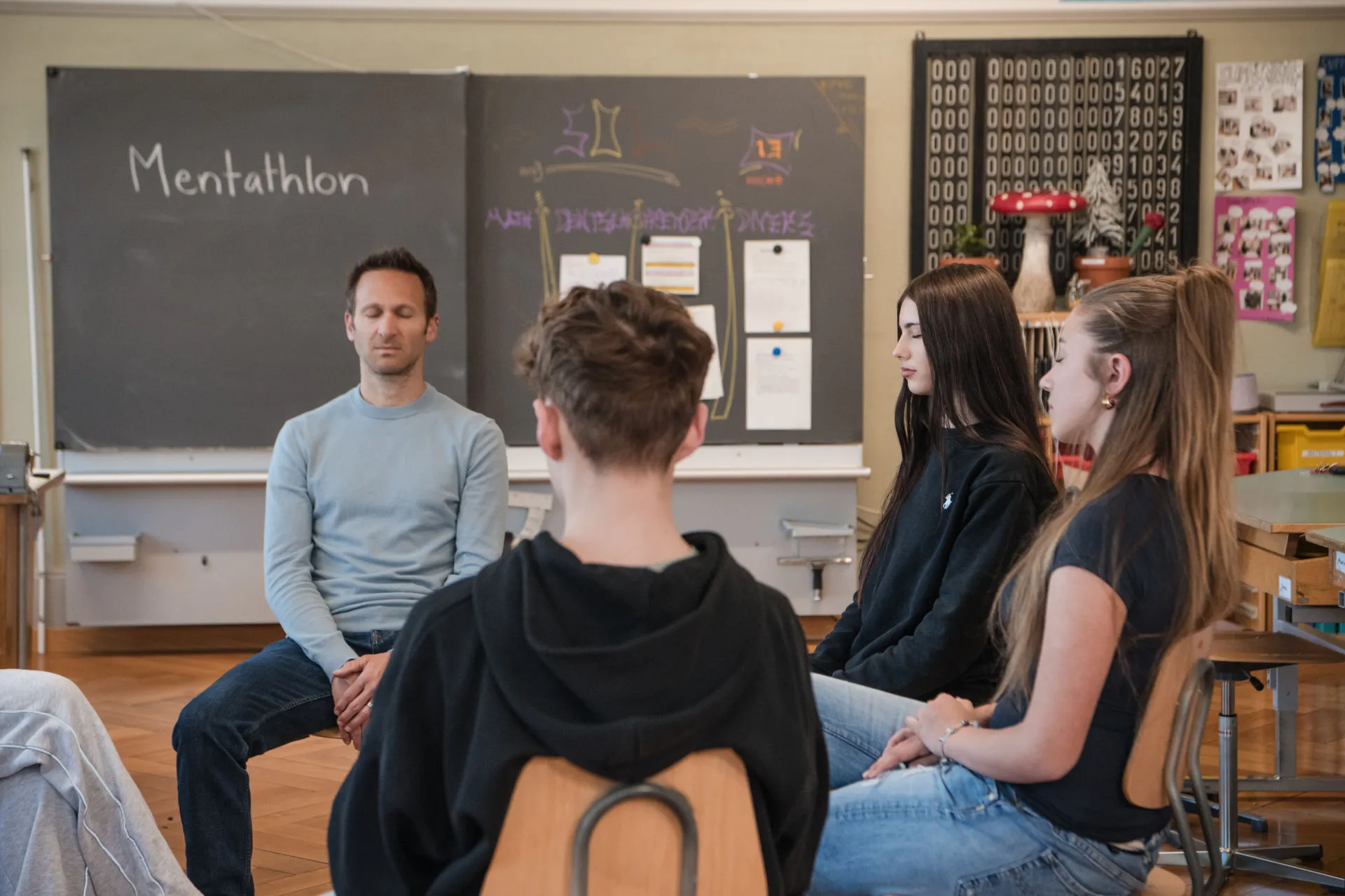 Klasse sitzt im Kreis